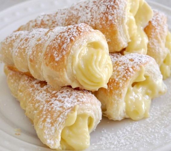 Italian Cream Stuffed Cannoncini (Puff Pastry Horns) #desserts #sweets