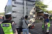Ketahuan Pemudik gumpet Di Dalam Truk,Polisi Puter Balik Arah Kendaraan.
