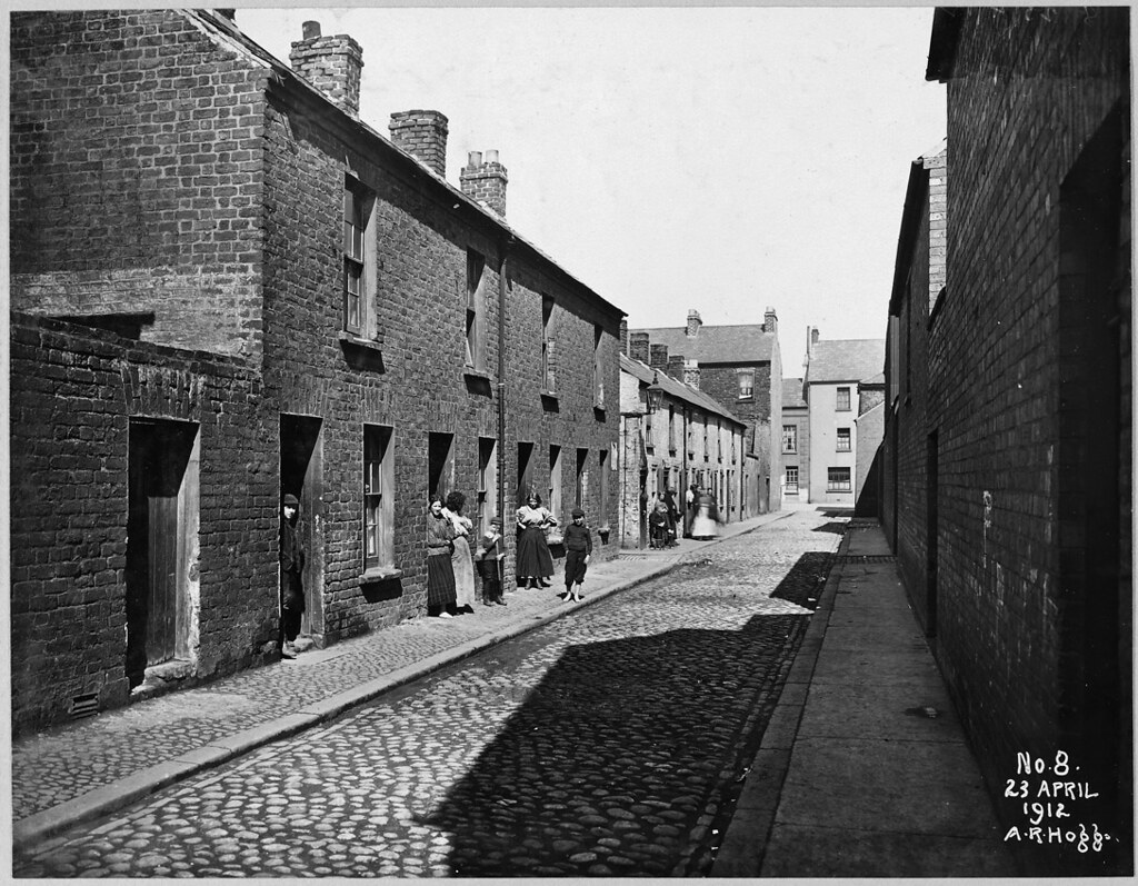 60 Amazing Vintage Photographs Capture Street Life in Belfast in the
