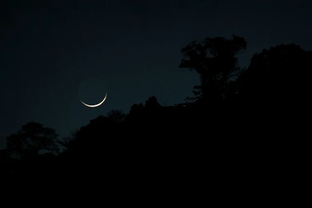 Linda imagem da lua minguante em seu início de iluminação