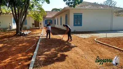 Bizzarri, da Bizzarri Pedras, trabalhando na obra em sede da Fazenda em Atibaia-SP onde estamos fazendo as guias de pedra com pedra folheta, as ruas com calçamento com pedrisco, as escadas de pedra, as muretas de pedra e a execução do paisagismo. Agosto de 2016.