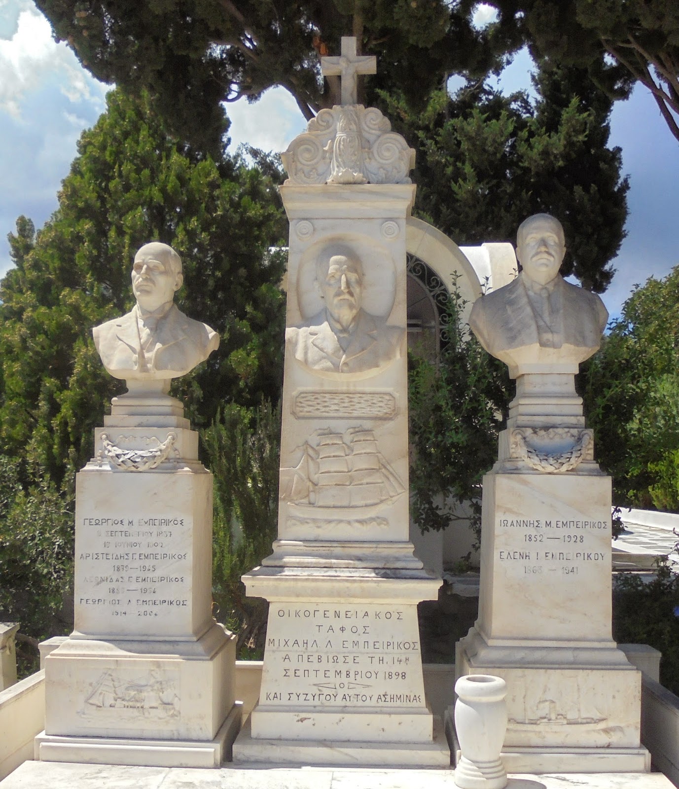 το ταφικό μνημείο του οίκου Μιχαήλ Εμπειρίκου στο νεκροταφείο της Άνδρου