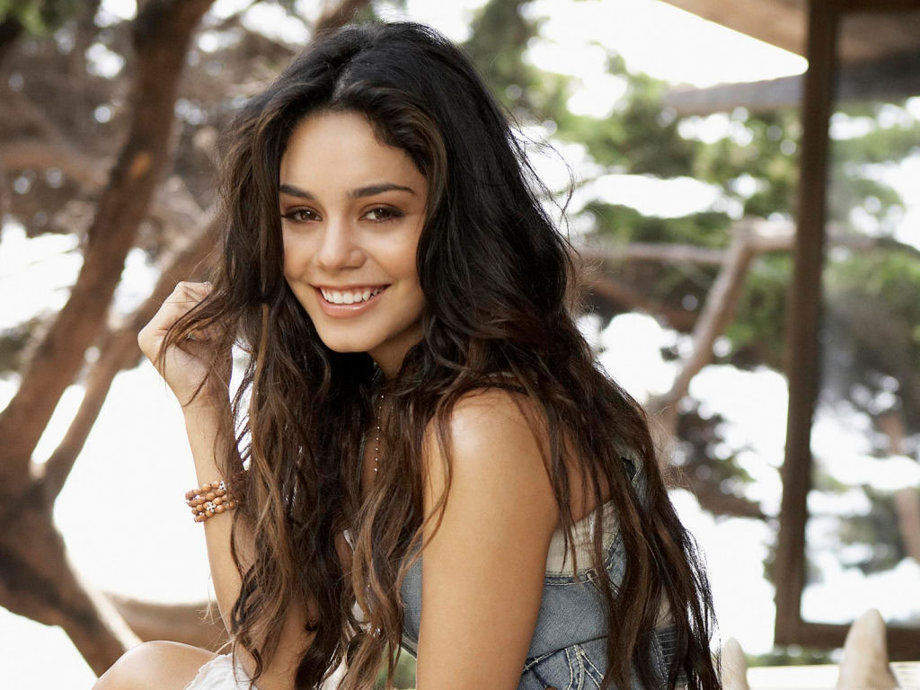 Celebrity Vanessa Hudgens Messy Curly Hairstyle Pictures
