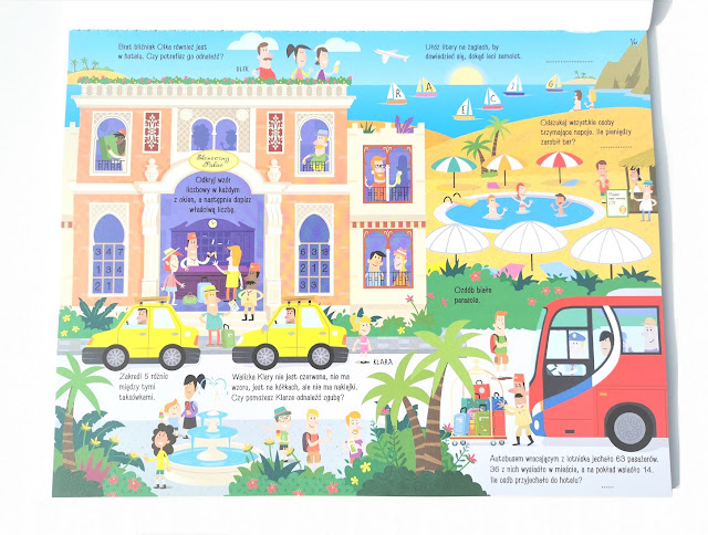 na zdjęciu scenka przed hotelem, przedstawiająca ludzi na wakacjach