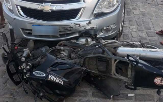 Colisão entre carro e moto deixa jovem ferido em Jacobina