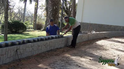 Bizzarri, da Bizzarri Pedras, visitando obra onde estamos fazendo a mureta de pedra com pedra paralelepípedo, fazendo as capas do muro com a pedra paralelepípedo em sede da fazenda em Atibaia-SP.