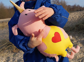 Phantastische Freunde: "Emmi und Einschwein" von Anna Böhm (+ Verlosung). Mit der Einschein-Puppe können die Kinder die Phantasie fliegen lassen.