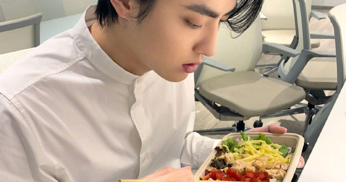 Kris Wu weibo : Today Cooking for Mom ✌