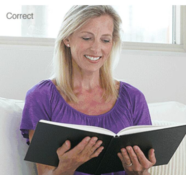 استخدام الكفين لإمساك الكتب