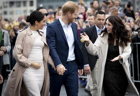 Meghan Markle wore BURBERRY Maythorne Mulberry Silk Trench