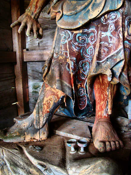 Nio temple guardian statue