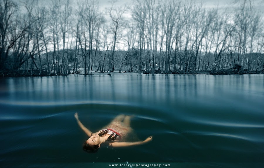 Фотосессия под водой. Мальчик плавает. Мультяшные тонущие дети. He swam through the water. Девочка плавает мультяшные.