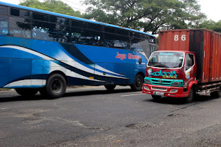 Jalan Pantura Kota Kudus Banyak Jalan Berlubang 1 WhatsApp%2BImage%2B2021 02 25%2Bat%2B09.04.12