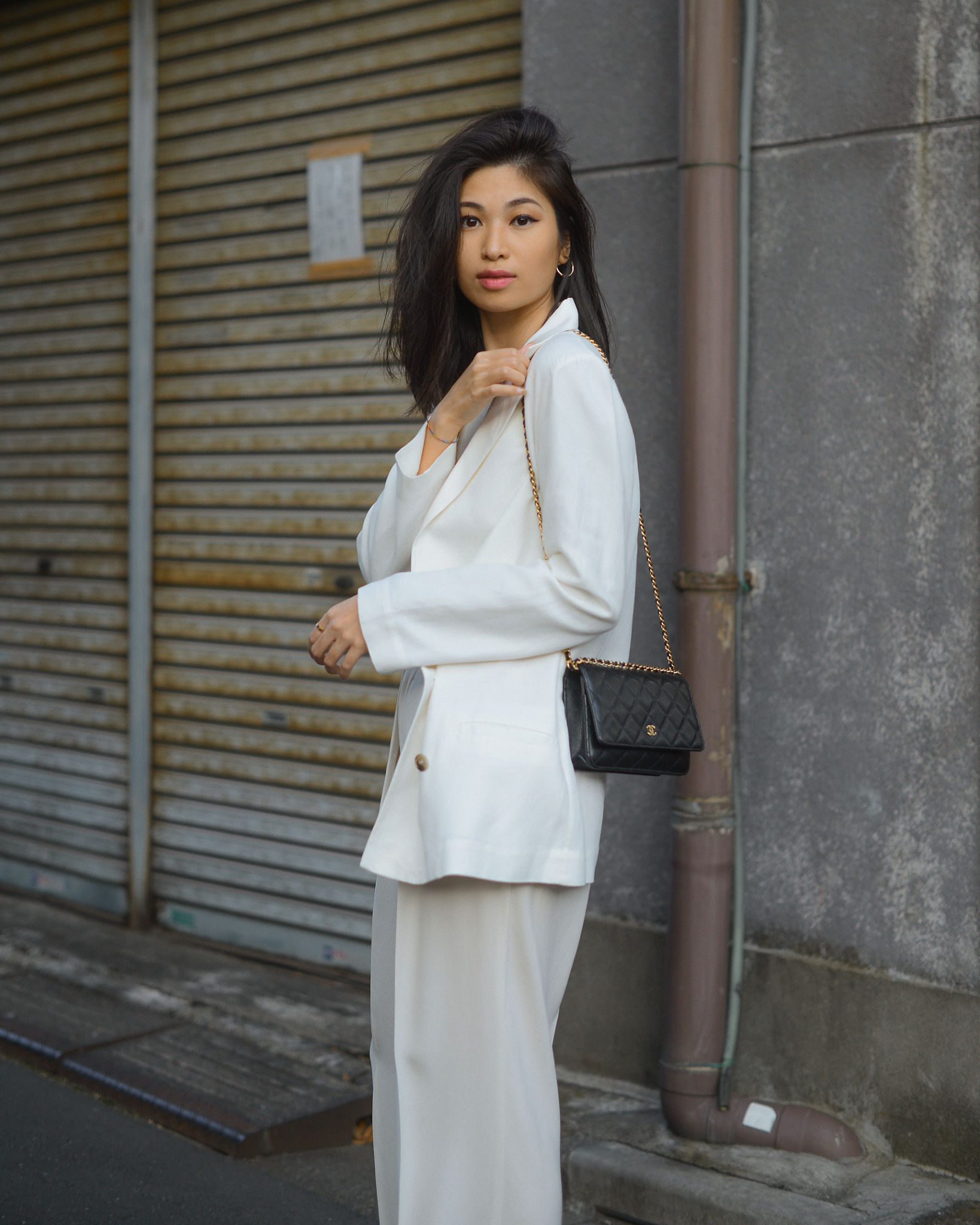 Winter white outfit ideas, styling white wide leg trousers, simple outfit ideas with white blazer, wide leg trousers and sneakers / FOREVERVANNY by Van Le