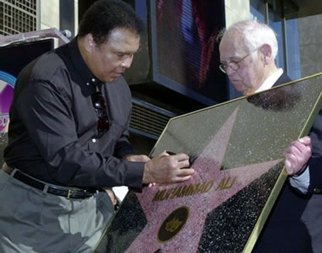 Hanya Nama Muhammad Ali Yang Diabadikan Di Dinding ‘Walk Of Fame’. Ini Alasannya