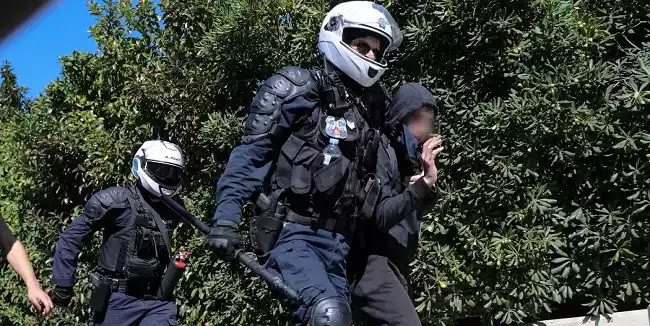 Στο αυτόφωρο για κακούργημα 14χρονος μαθητής-Έμεινε 4 ημέρες στα κρατητήρια της ΓΑΔΑ Στο αυτόφωρο για κακούργημα 14χρονος μαθητής-Έμεινε 4 ημέρες στα κρατητήρια της ΓΑΔΑ