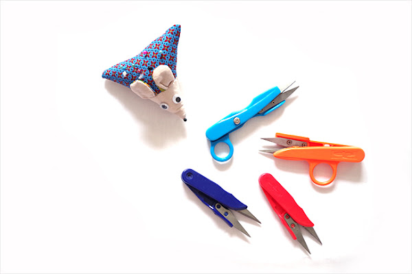 Cortahilos de colores y un acerico ratón