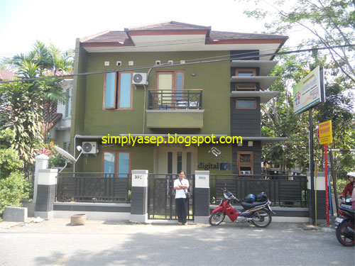 RUMAHWEB : Saya berfoto di depan Gedung RumahWeb yang berlokas di kawasan Monumen Jogja Kembal (MONJALI) Bulan Agustus 2013 yang lalu. Foto Lek Sab/ Jogjakarta RUMAHWEB : Saya berfoto di depan Gedung RumahWeb yang berlokas di kawasan Monumen Jogja Kembal (MONJALI) Bulan Agustus 2013 yang lalu. Foto Lek Sab/ Jogjakarta