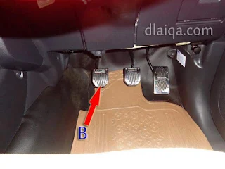 kaki kiri pada pedal kopling (B) diangkat perlahan