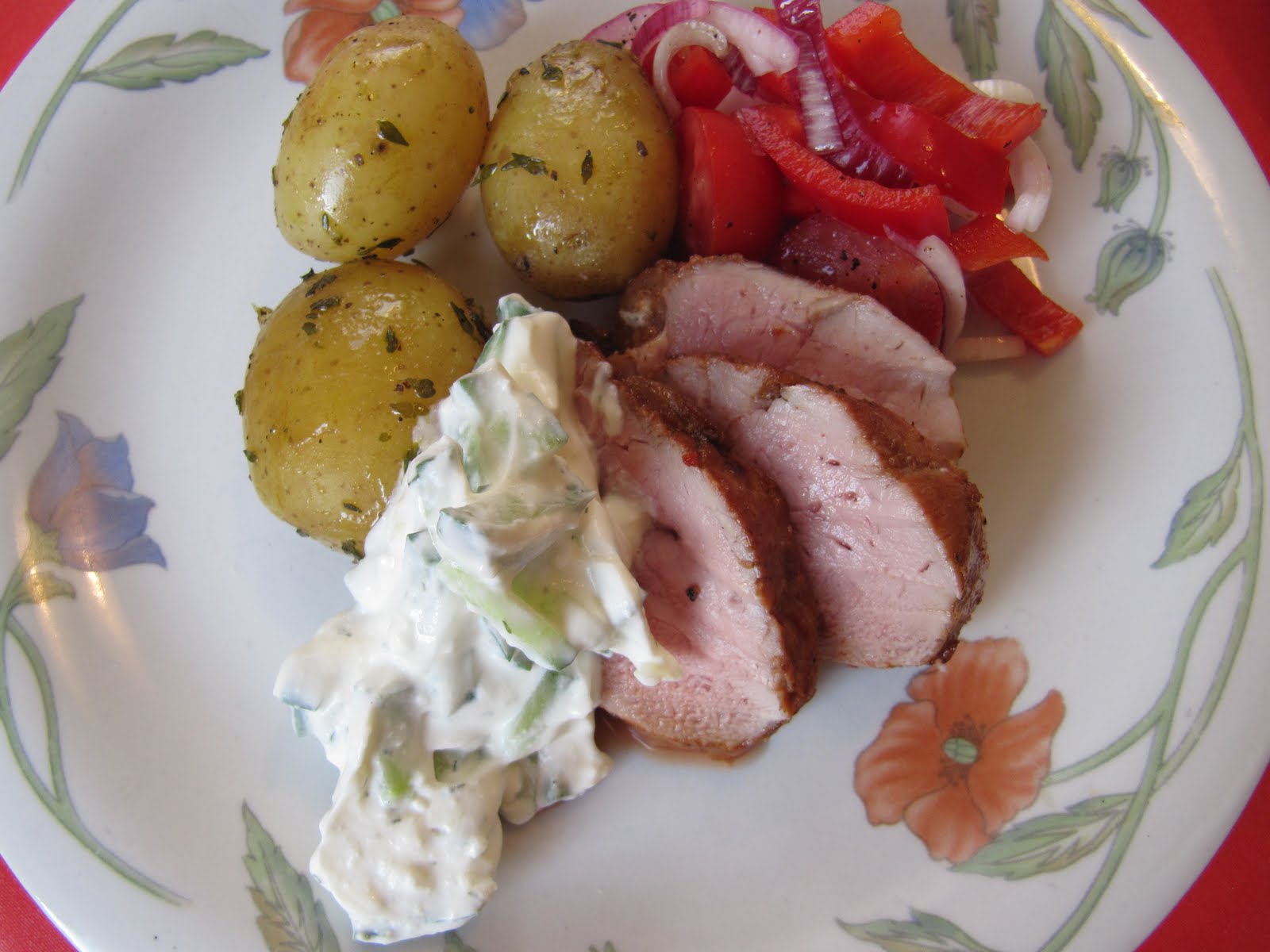 Hanne K's Grillet marineret svinemørbrad med tzatziki, let salat og grillede kartofler