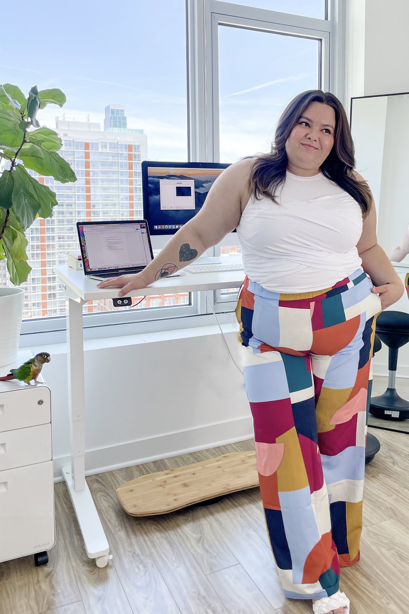 Natalie in the City reviews the best electric standing desk 2021 for the home office.
