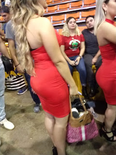 Edecan nalgona y bonita en vestido entallado Edecan nalgona bonita vestido entallado