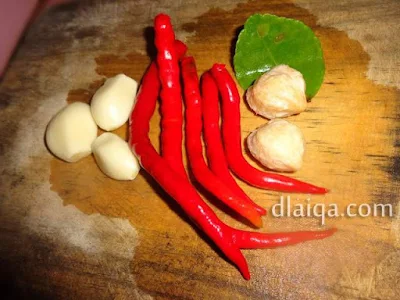 bawang putih, cabe merah, kemiri, daun jeruk