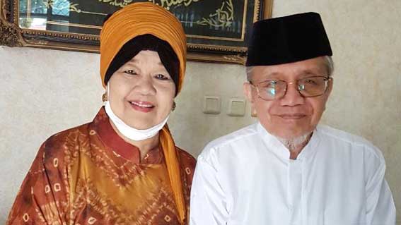 Taufiq Ismail bersama istri Ny Ati Taufiq