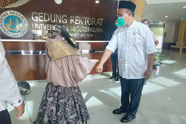 Wakil Rektor 3 UNP Hendra Syafruddin saat mencoba Robana