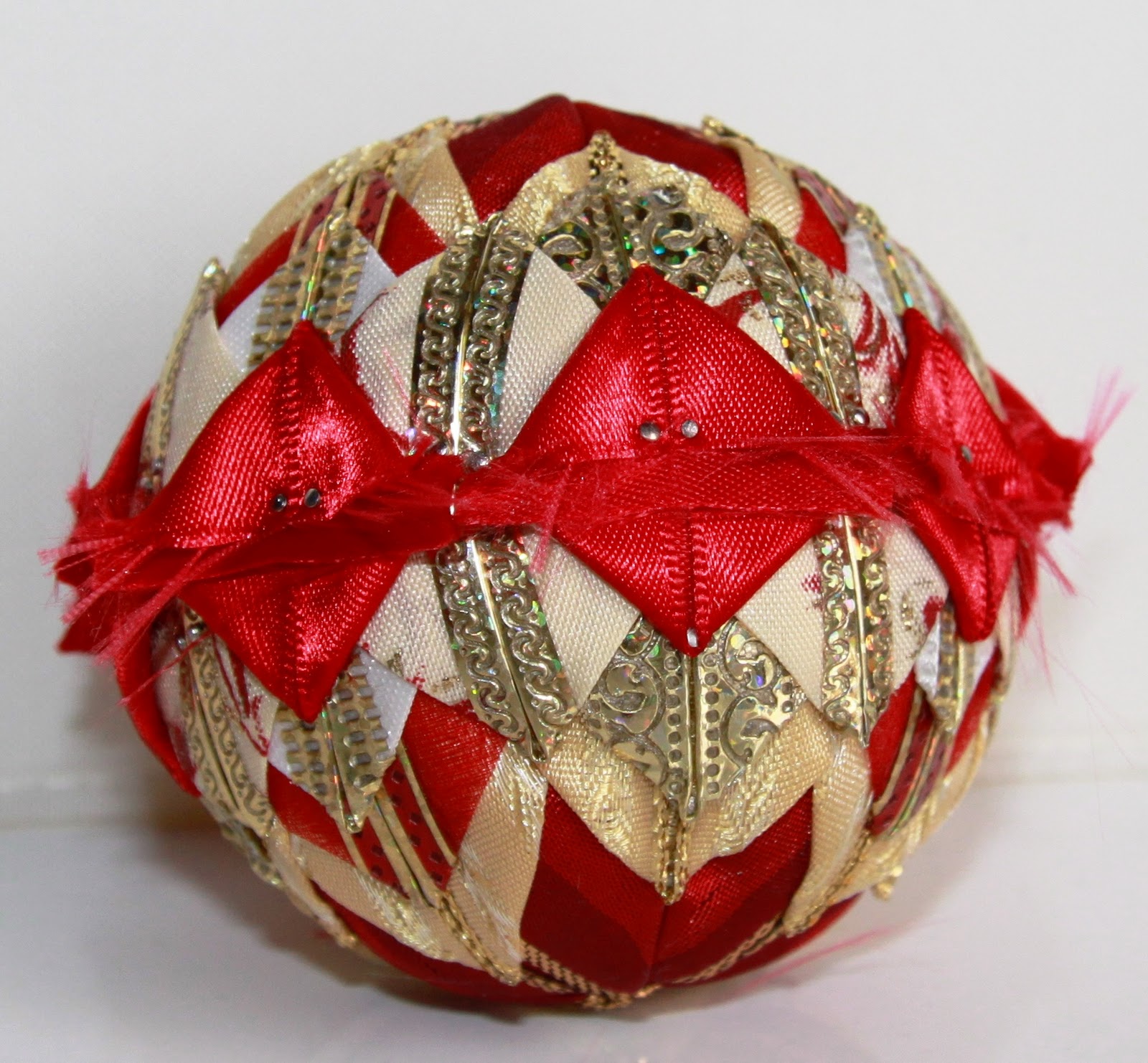 Pour voir la vie en Coralie!: Boules de Noël en rubans recyclés: La