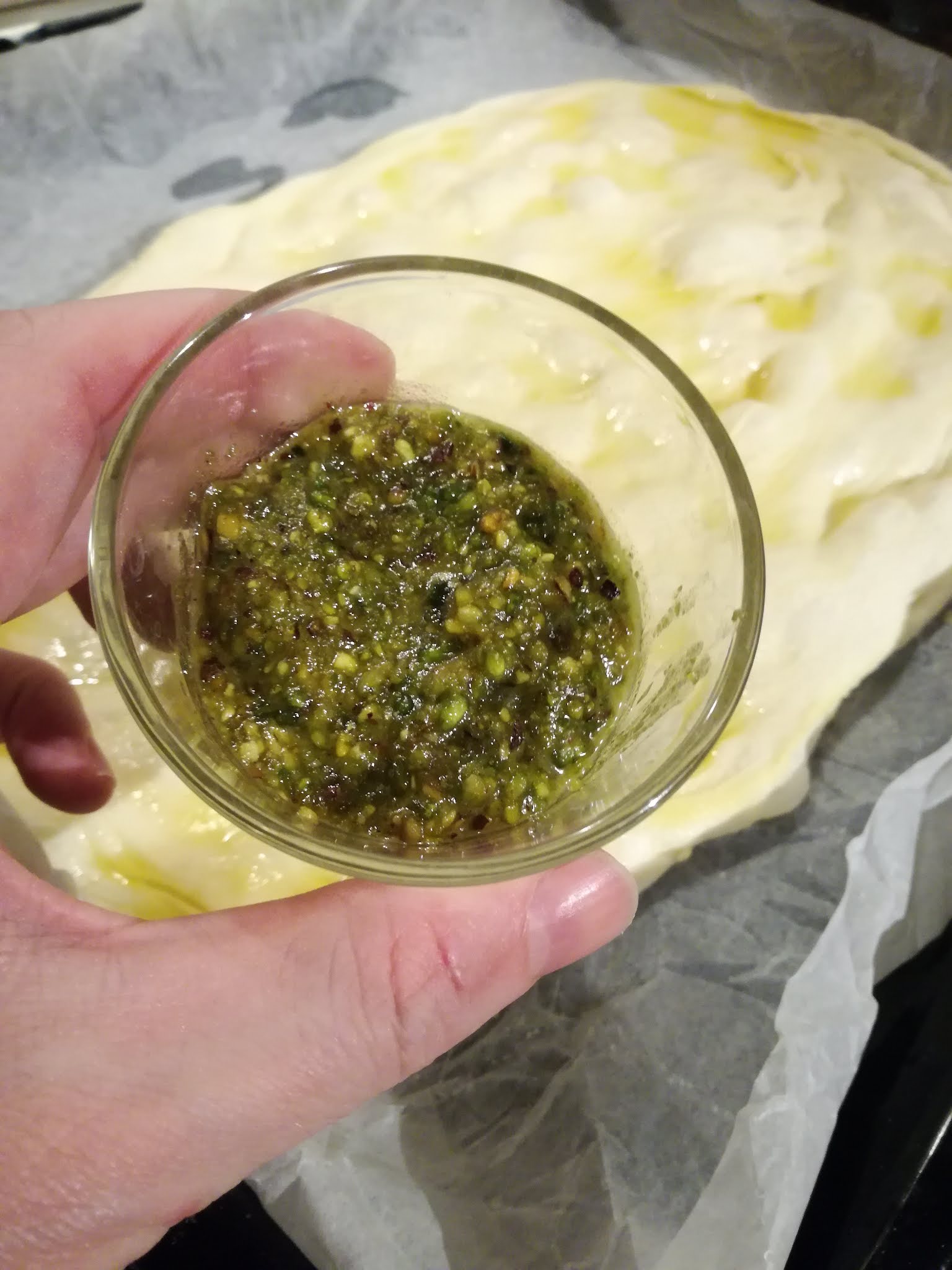 Pizza al taglio con pesto di pistacchio, mortadella e stracciata di