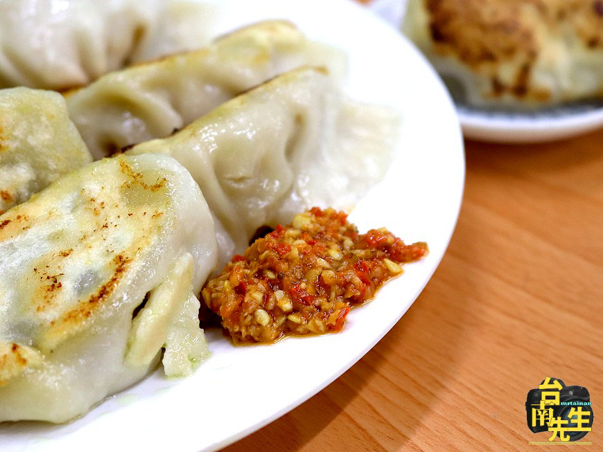 台南煎餃／1人小店現點現煎／霸王級尺寸挑戰台南最大顆／手工現包自製麵皮與內餡／親自上市場採買食材／獨家特調香辣醬／價格親民100元吃飽吃滿還有找