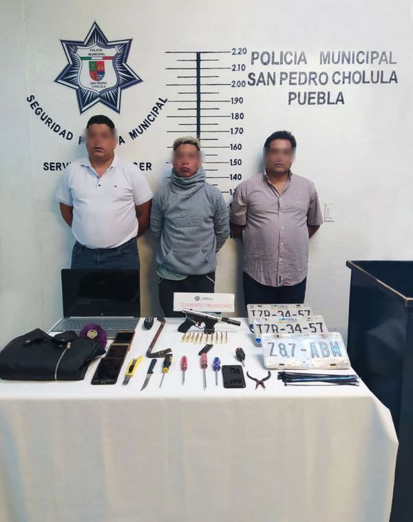 Por la portación de arma sin permiso, detiene policía de San Pedro Cholula a 3 individuos.