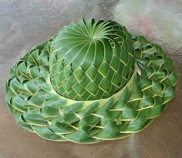 topi dari janur daun kelapa muda
