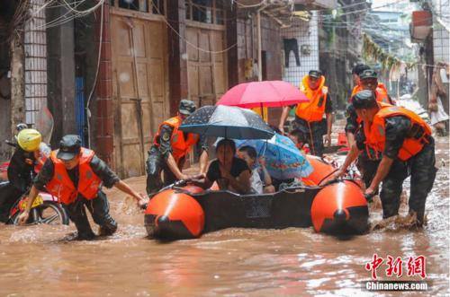 Nước lũ phun trào như nham thạch ở Trung Quốc, nhấn chìm ô tô đỗ trên đường