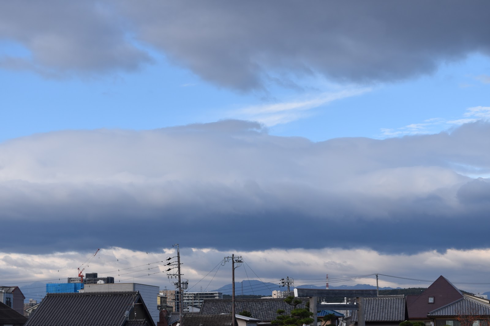 ブログ版 科学する空 山に沿って冬の積雲 降水雲に虹