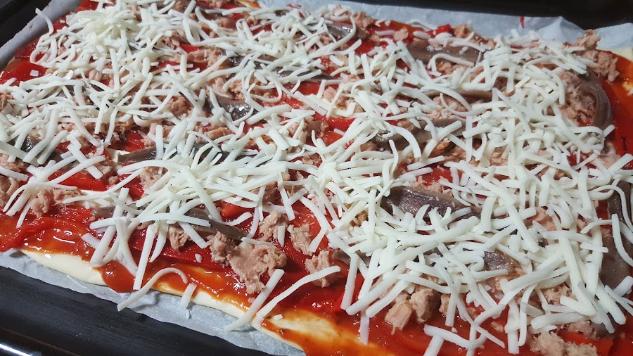 Pizza pimientos rojos, anchoas, atún y queso