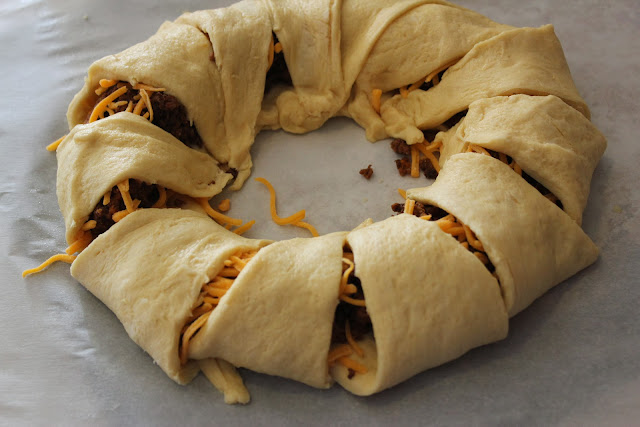 Want an easy idea for entertaining family and friends? This quick taco ring recipe is a hit at parties!