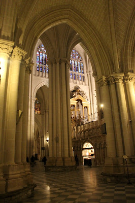 Arcos ojivales en las naves de la catedral de Toledo