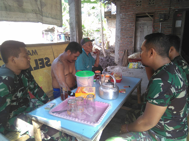 Bercengkerama Dengan Warga Saat Satgas TMMD Istirahat 