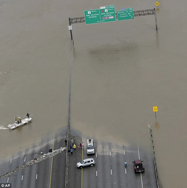 Mother who drowned in Harvey floodwaters and the daughter, 3, who desperately clung to her body in the freezing water until rescuers arrived, Dead Body, News, Report, Police, Ambulance, Daughter, World