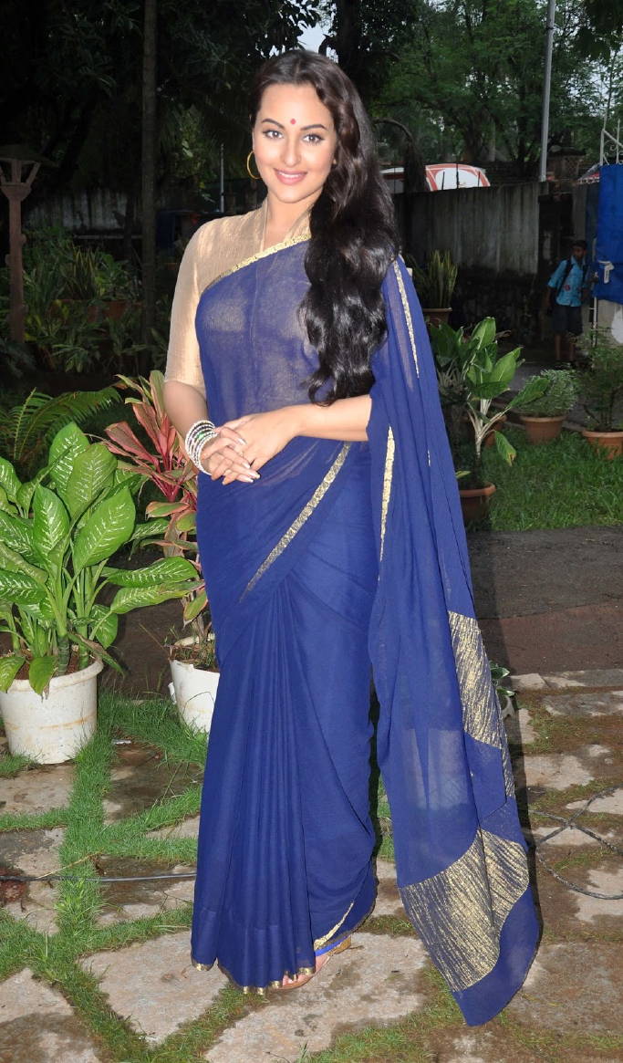 Indian Actress Sonakshi Sinha Long Hair Hip Navel Show In Blue Saree ...