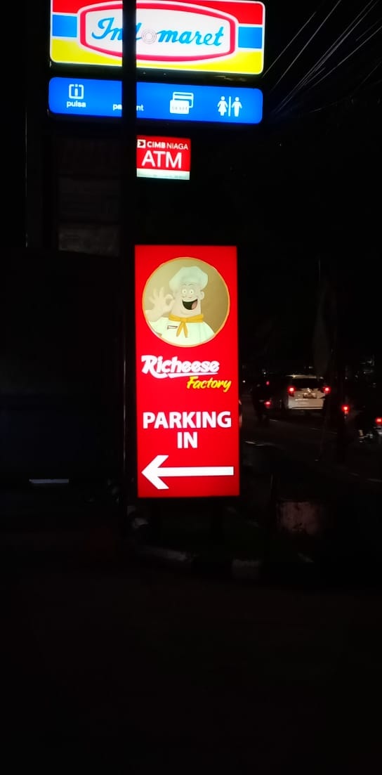 Revisual Neon Box Parkir Sign Richeese Outlet Sudirman Semarang