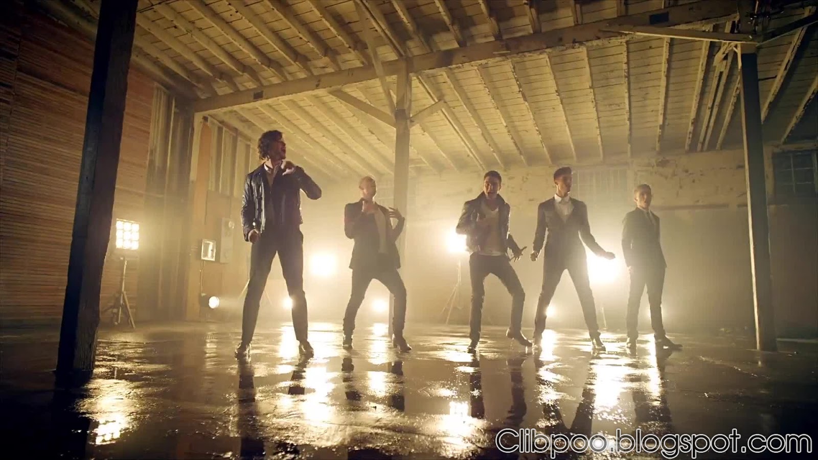 You must`nt walk on the grass. спортивные люди. Want walking. ходьба. Want walking.