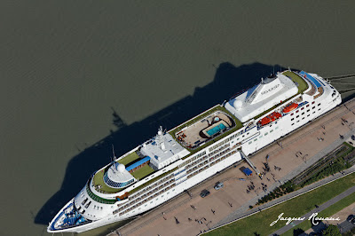 photo aerienne du paquebot Silver Cloud de la compagnie Siversea en escale à Bordeaux