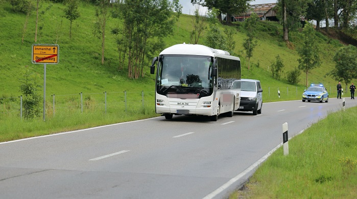 Krūvina multikultūralizmo pamoka Vokietijoje: Merkel svečias iš Afganistano keleiviniame autobuse papjovė buvusią žmoną