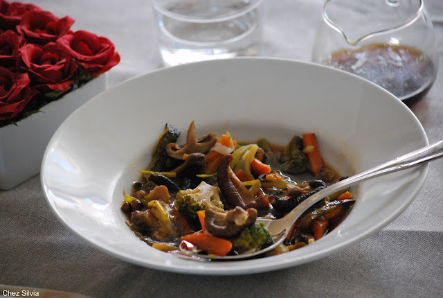  Sopa <strong>ligera</strong> de 10 verduras en papillote con falso consomé de ternera 
