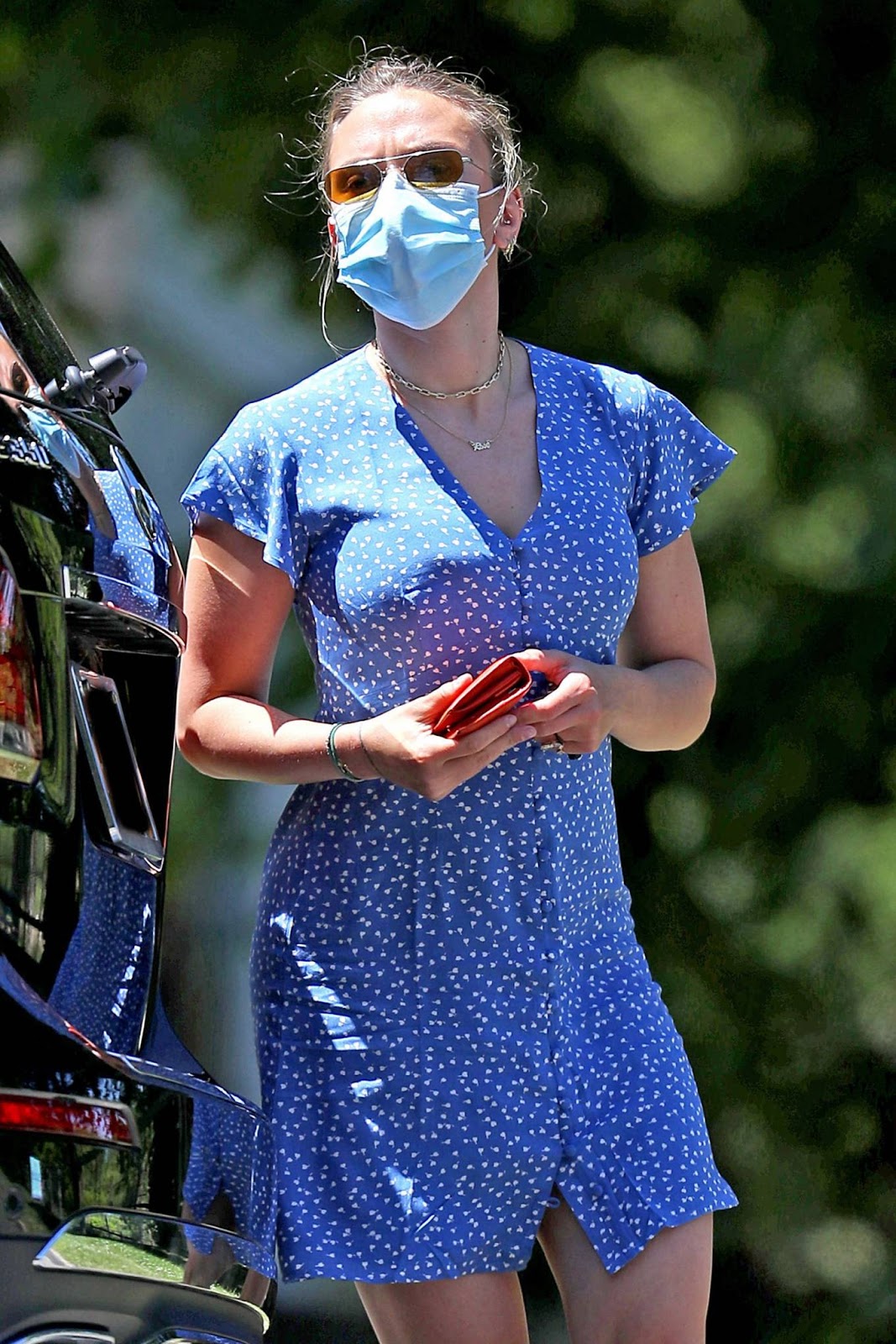 CelebPot: Scarlett Johansson in Blue Mini Dress Cleaning her SUV in The