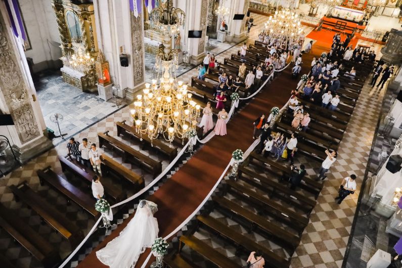 Bride refuses to walk down the aisle without dad who had parking troubles outside the church