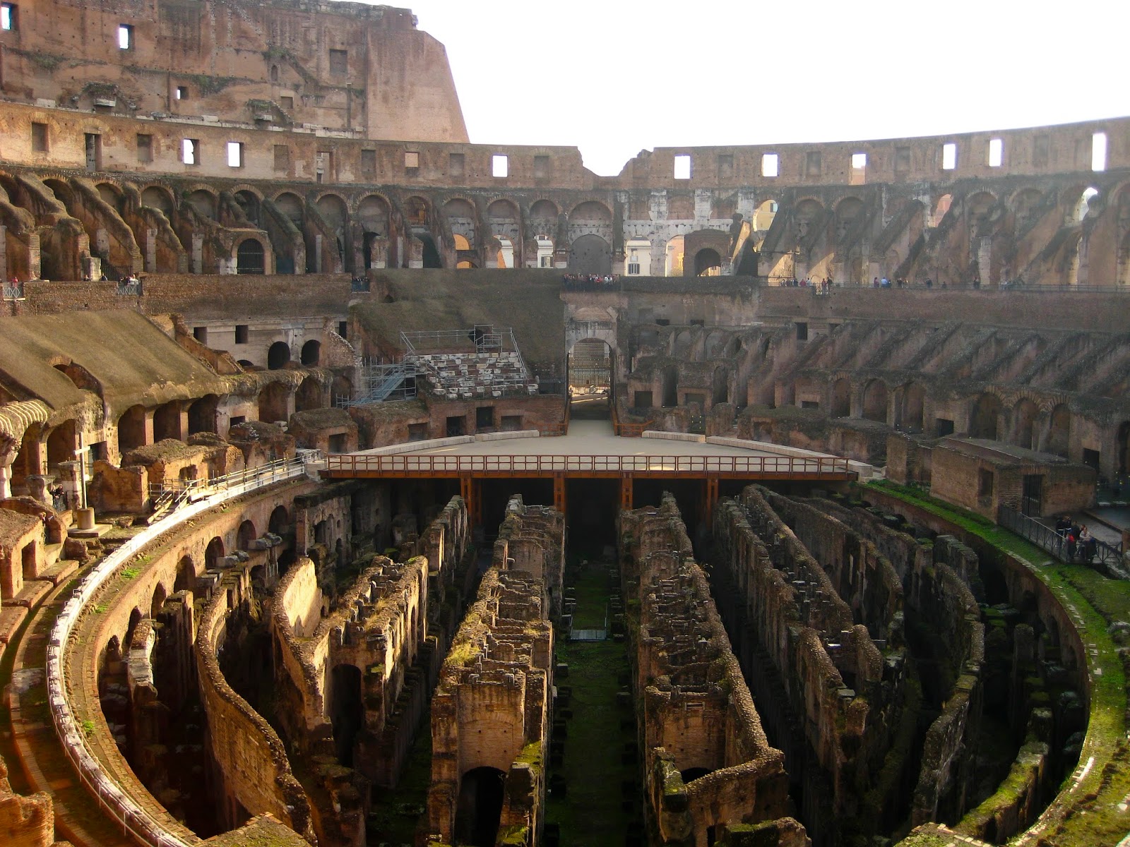 Почему колизей. Рим Колизей внутри. Колизей внутри в Риме Италия. Колизей внутри в древнем Риме. Рим Акрополь Колизей.